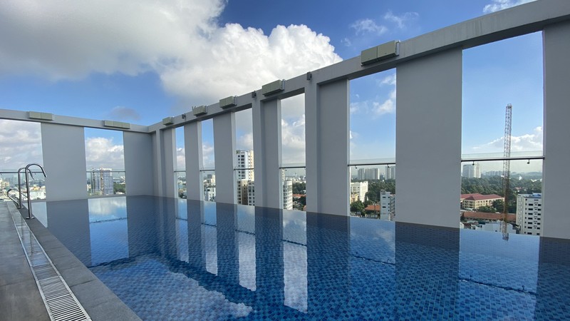 hồ bơi tại Khách sạn mường thanh Luxury Sài Gòn