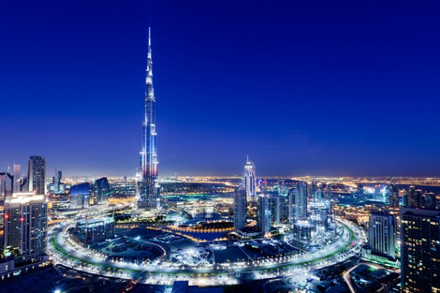 Tòa nhà Burj-Khalifa sáng lung linh khi màng đêm buông xuống